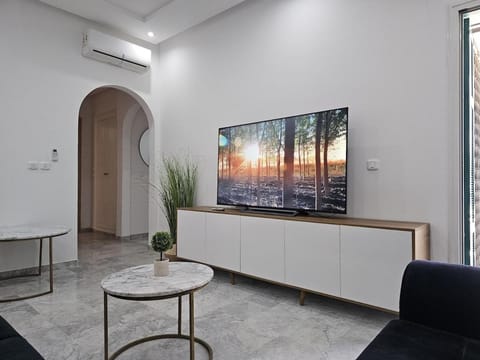 Communal lounge/ TV room, TV and multimedia, Living room, Seating area, Evening entertainment, air conditioner
