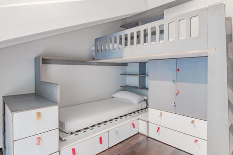 Photo of the whole room, Bedroom