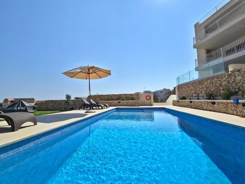 Swimming pool, sunbed