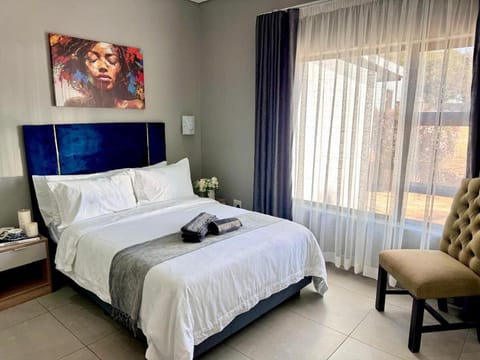 Bed, Living room, Photo of the whole room, Seating area, Bedroom, internet, internet, internet