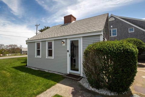 Charming Beachside Bungalow House in North Truro