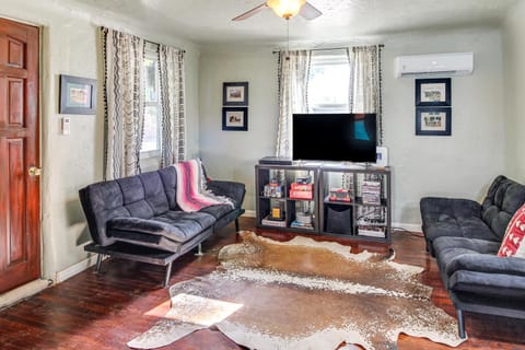 3 Mi to Old Town, Fenced Yard ABQ Abode! House in Albuquerque