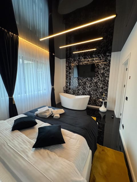 Bed, Bedroom, Bath