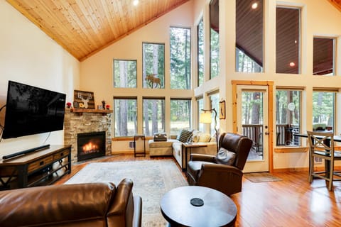 Hot Tub and Game Room Ronald Retreat 2 Mi to Lake! House in Ronald