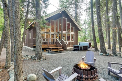 Hot Tub and Game Room Ronald Retreat 2 Mi to Lake! House in Ronald