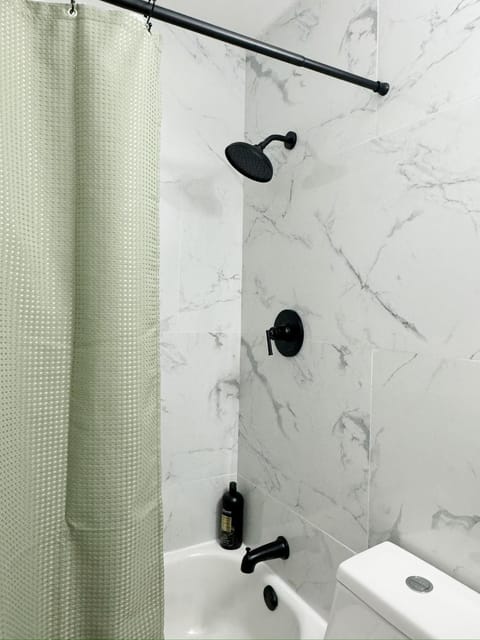 Cozy Retreat - Homes near Wesselman Park Apartment in Evansville