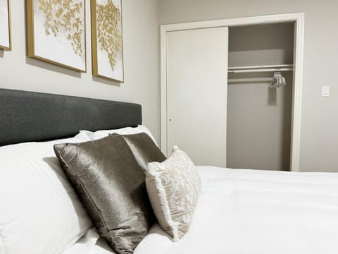 Cozy Retreat - Homes near Wesselman Park Apartment in Evansville