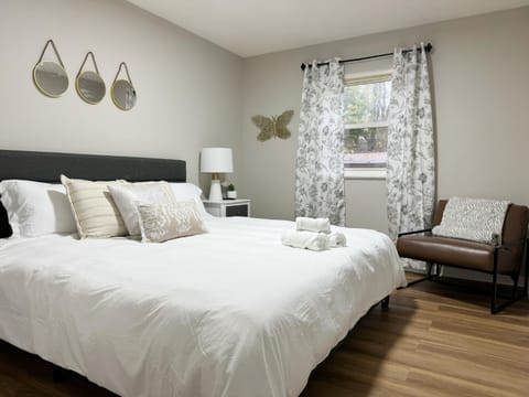 Cozy Retreat - Homes near Wesselman Park Apartment in Evansville