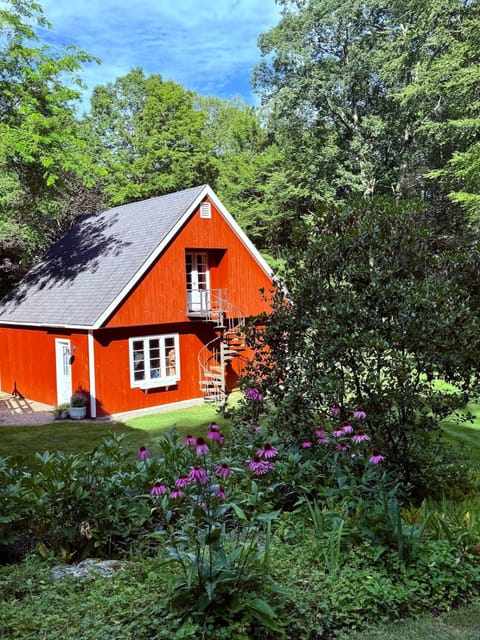 Beautiful House in the Woods, Huge Yard, Hot Tub House in Great Barrington