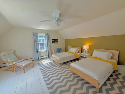 Beautiful House in the Woods, Huge Yard, Hot Tub House in Great Barrington