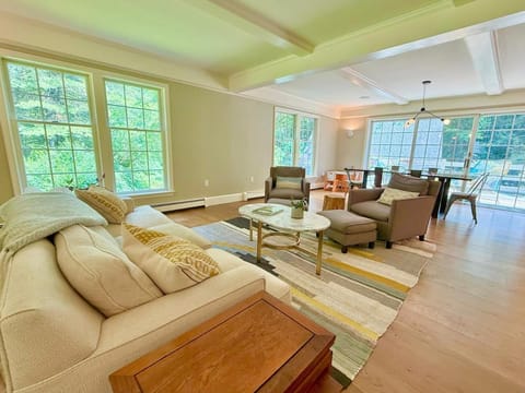 Beautiful House in the Woods, Huge Yard, Hot Tub House in Great Barrington