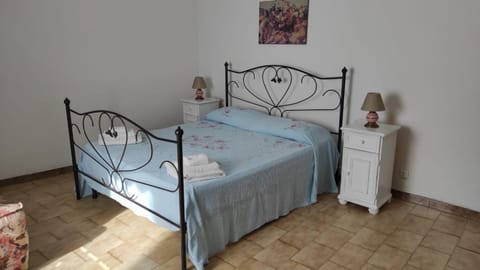 Bed, Photo of the whole room, Bedroom, cot, towels