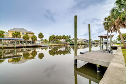 Canal-Front Relaxation Crystal River Home with Dock House in Crystal River