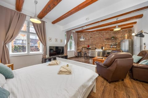 Communal lounge/ TV room, Bed, TV and multimedia, Kitchen or kitchenette, Living room, Photo of the whole room, Seating area, Dining area, Evening entertainment, Bedroom