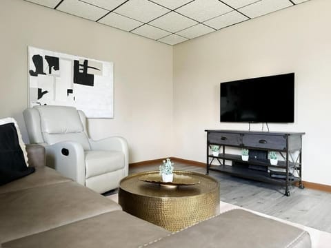 Parkland Home KING 2Bedroom Townhome in Evv Apartment in Evansville