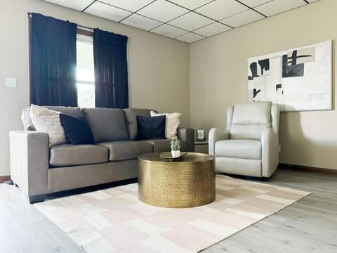 Parkland Home KING 2Bedroom Townhome in Evv Apartment in Evansville