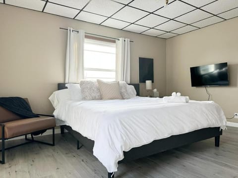 Parkland Home KING 2Bedroom Townhome in Evv Apartment in Evansville