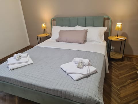 Bedroom, towels, towels