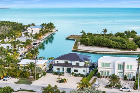 Property building, Fishing, Garden, Beach, Sea view, Swimming pool, Location