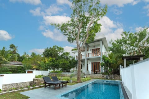 Property building, Garden, Swimming pool