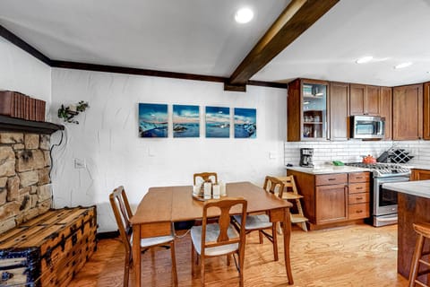 Tavern 16 Apartment in Palisades Tahoe (Olympic Valley)