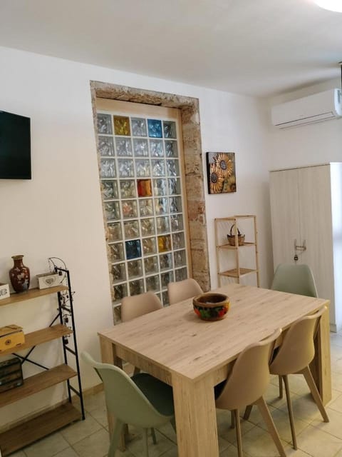 Kitchen or kitchenette, Living room, Seating area