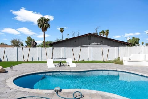 Rock and Glam Paradise House in Tempe