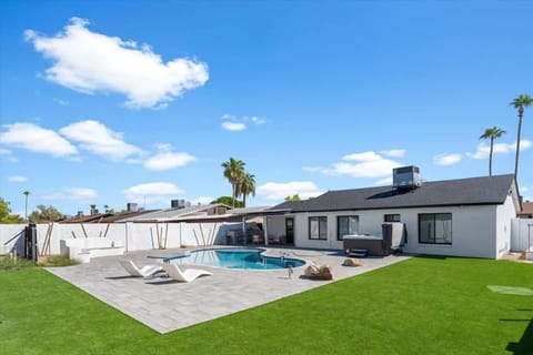 Rock and Glam Paradise House in Tempe