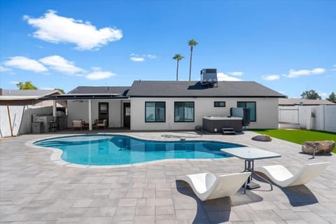 Rock and Glam Paradise House in Tempe