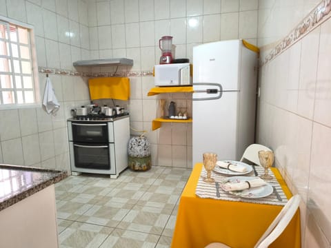 Restaurant/places to eat, Coffee/tea facilities, Kitchen or kitchenette, oven, stove, toaster, kitchen