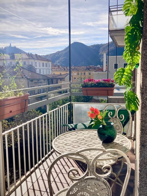 Natural landscape, View (from property/room), Balcony/Terrace, Dining area, Mountain view