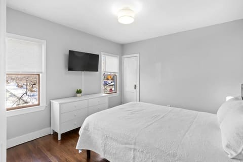 Photo of the whole room, Bedroom