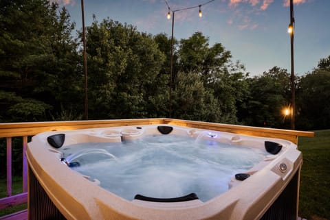 Epic Family Stay - 40' Putting Green, Theater, Hot Tub, Sauna House in Massanutten