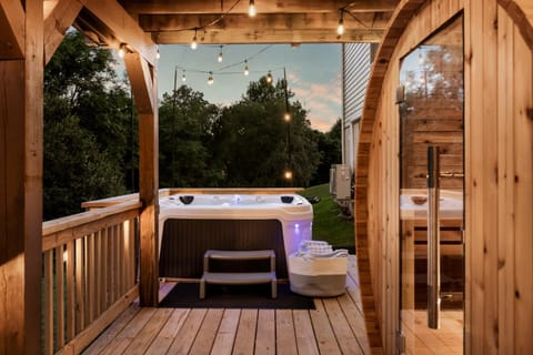 Epic Family Stay - 40' Putting Green, Theater, Hot Tub, Sauna House in Massanutten