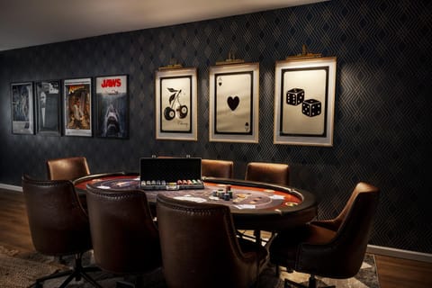 Epic Family Stay - 40' Putting Green, Theater, Hot Tub, Sauna House in Massanutten