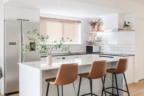 Kitchen or kitchenette, Dining area, oven, stove