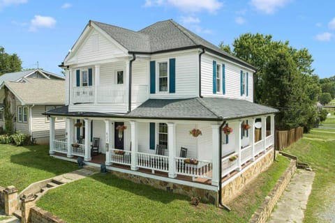 Nearby landmark, Restaurant/places to eat, Neighbourhood, Shopping Area, Location