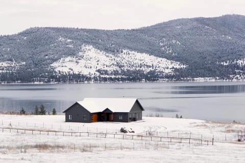 Gunbarrel Vista Lodge House in Flathead Lake