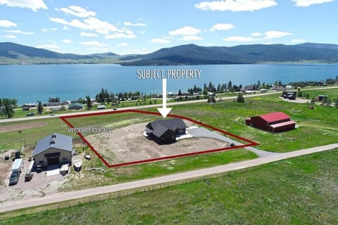 Gunbarrel Vista Lodge House in Flathead Lake