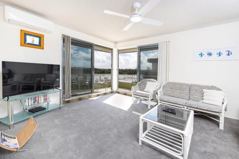 Living room, Lake view