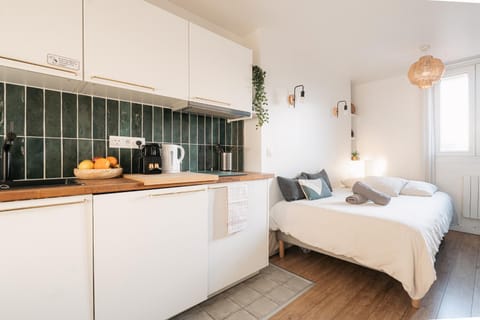 Bed, Coffee/tea facilities, Kitchen or kitchenette, Photo of the whole room, Bedroom, toaster
