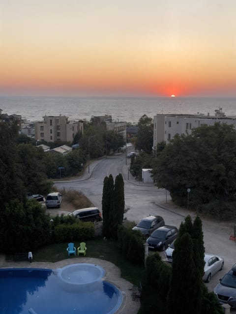 Restaurant/places to eat, Balcony/Terrace, Sea view, Swimming pool, Sunrise, Quiet street view