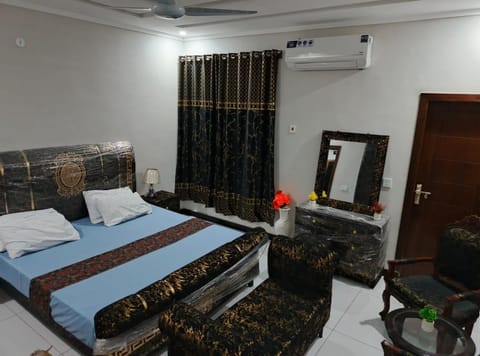 Property building, Bed, Photo of the whole room, Bedroom, air conditioner