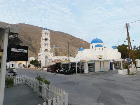 Nearby landmark, Location