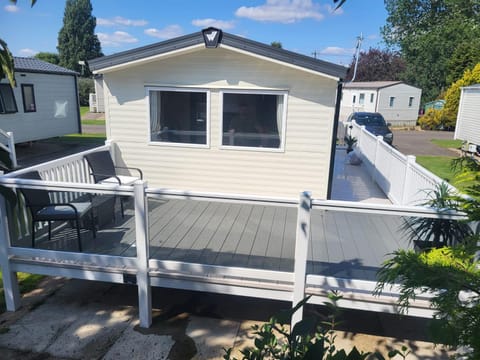 Property building, Patio, Balcony/Terrace