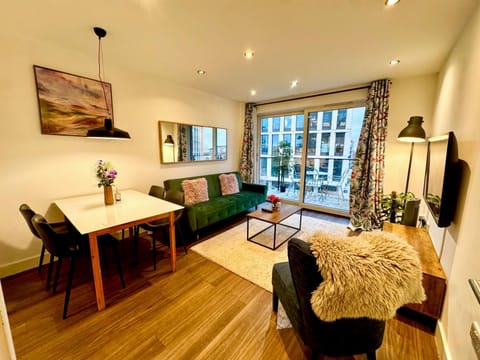 Home2Home - Train Station Apartment in Cambridge