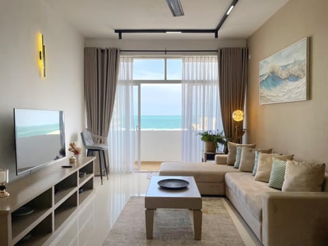 Communal lounge/ TV room, TV and multimedia, Living room, Seating area, Evening entertainment, Sea view