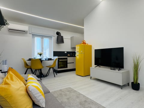 Communal lounge/ TV room, TV and multimedia, Kitchen or kitchenette, Seating area, Dining area, Evening entertainment, air conditioner