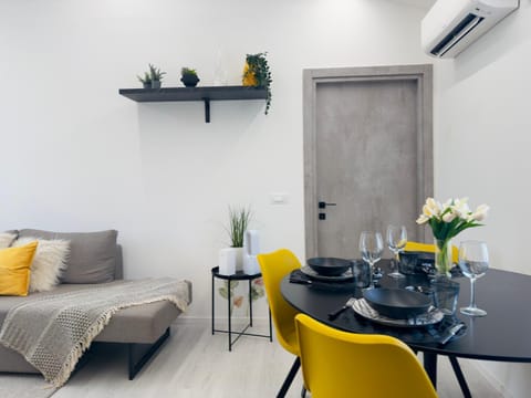 Living room, Seating area, Dining area, air conditioner