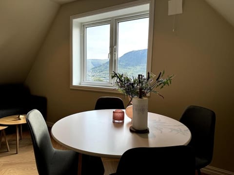 Living room, Dining area, Mountain view